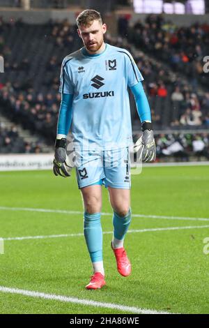 MILTON KEYNES, GBR. DEZ 11TH. Milton Keynes Dons-Torwart Andy Fisher während der ersten Hälfte des Sky Bet League 1-Spiels zwischen MK Dons und Oxford United im Stadium MK, Milton Keynes am Samstag, den 11th. Dezember 2021. (Kredit: John Cripps | MI Nachrichten) Kredit: MI Nachrichten & Sport /Alamy Live Nachrichten Stockfoto