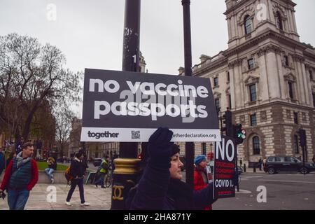 London, Großbritannien. 11th. Dezember 2021. Demonstranten versammelten sich auf dem Parliament Square, um gegen Covid-Impfpass zu protestieren. Kredit: Vuk Valcic / Alamy Live Nachrichten Stockfoto