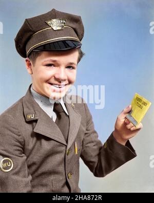 1920S 1930S 1940S LÄCHELNDER JUNGE MIT WESTERN UNION UNIFORM UND HUT MIT TELEGRAMM UND BLICK AUF DIE KAMERA - B7671C HAR001 HARS LIFESTYLE JOBS STUDIOAUFNAHME KOMMUNIKATION KOPIERRAUM HALBWERTSZEIT PERSONEN MÄNNER TEENAGER MÄDCHEN WESTERN TEENAGE BOY CONFIDENCE ARBEITSPLATZ AUGENKONTAKT PRETEEN JUNGE BERUF GLÜCK KOPF UND SCHULTERN UNION KUNDENSERVICE STOLZ LOGO BERUFE PRETEEN TELEGRAMM LIEFERN MESSENGER MENSCHEN BERUFE TEENAGERALTER KABELLOGRAMM KOMMUNIKATION KOMMUNIZIEREN JUGENDLICHE PRE-TEEN PRE-TEEN JUNGE TELEGRAPH KABEL KAUKASISCHE ETHNIZITÄT HAR001 NACHRICHT ALTMODISCHE POST ARBEITER Stockfoto