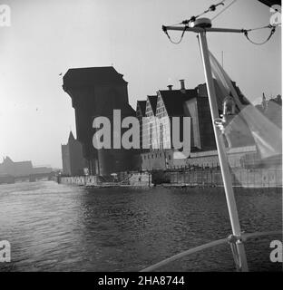 Gdañsk, 1969-11-20. Panorama (z Mot³awy) D³ugiego Pobrze¿a w Gdañsku. mta PAP/Janusz Uklejewski Danzig, 20. November 1969. Dlugie Pobrzeze (Long Wharf) Straße in Danzig vom Moltava-Fluss aus gesehen. mta PAP/Janusz Uklejewski Stockfoto