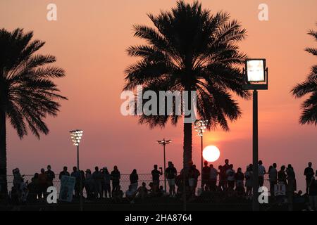 11th. Dezember 2021; Yas Marina Circuit, Abu Dhabi, Vereinigte Arabische Emirate: FIA Abu Dhabi F1 Grand Prix Qualifikationstag: Fans bei Sonnenuntergang Stockfoto