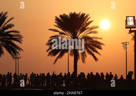 11th. Dezember 2021; Yas Marina Circuit, Abu Dhabi, Vereinigte Arabische Emirate: FIA Abu Dhabi F1 Grand Prix Qualifikationstag: Fans bei Sonnenuntergang Stockfoto