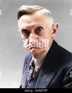 1930S 1940S ÄLTERER MANN MIT GRIMMIGEM ERNSTEN GESICHTSAUSDRUCK STIRNRUNZELN TRAURIG DEPRESSIV MITTEL - C6894C HAR001 HARS ÄLTERER MANN ÄLTERER ERWACHSENER STIRNRUNZELN TRAURIGKEIT AUGENKONTAKT MITTLERER KOPF UND SCHULTERN STERN KRAWATTE CURMUDGEON GROUSCHIG ÄLTERER MANN GRIMMIG MISTER KRÖTE BÖSE SAURE KAUKASISCHE ETHNIE DOUR HAR001 ALTMODISCH UNLÄCHELND Stockfoto