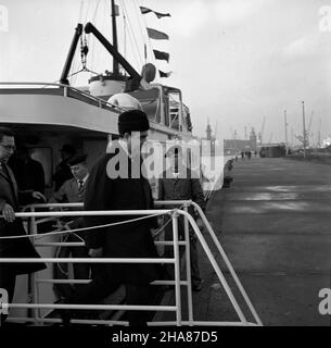 Gdañsk, 1969-11-20. Wizyta delegacji partyjno-rz¹dowej Arabskiej Republiki Syryjskiej w Polsce. Delegacja pod przewodnictsem sekretarza generalnego Partii Socjalistycznego Odrodzenia Arabskiego (BASS), szefa pañstwa i rz¹du syryjskiego Nureddina Atassiego przyby³a do Polski na zaproszenie Komitetu Centralnego Polskiej Partii Robotniczej (PZPR), Rady Pañstwa i i i i rz¹du prl. NZ. Uroczyste povitanie N. Atassiego (C) na Westerplatte. mta PAP/Janusz Uklejewski Warschau, 20. November 1969. Der Besuch der Regierung und der Parteimitglieder der Arabischen Republik Syrien in Polen. Die Delegation unter der Leitung von Secreta Stockfoto