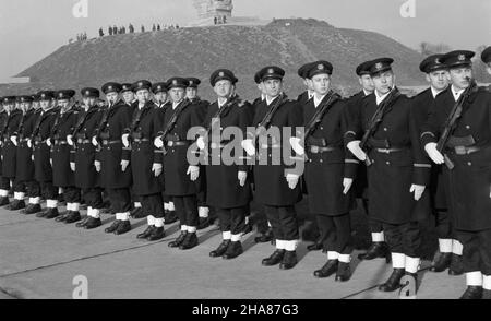 Gdañsk, 1969-11-20. Wizyta delegacji partyjno-rz¹dowej Arabskiej Republiki Syryjskiej w Polsce. Delegacja pod przewodnictsem sekretarza generalnego Partii Socjalistycznego Odrodzenia Arabskiego (BASS), szefa pañstwa i rz¹du syryjskiego Nureddina Atassiego przyby³a do Polski na zaproszenie Komitetu Centralnego Polskiej Partii Robotniczej (PZPR), Rady Pañstwa i i i i rz¹du prl. NZ. kompania honorowa Marynarki Wojennej podczas uroczystego powitania delegacji z Syrii na Westerplatte. mta PAP/Janusz Uklejewski Warschau, 20. November 1969. Der Besuch der Regierung und der Parteimitglieder der syrischen arabischen R Stockfoto