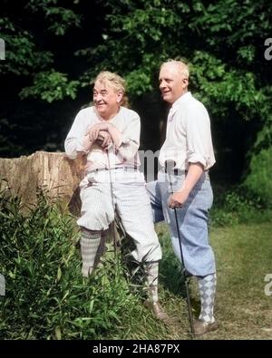 1920S 1930S 2 ÄLTERE MÄNNER MIT GOLFSCHLÄGERN, DIE AUF EINEM BAUMSTUMPF SITZEN UND AUF DEN GOLFPLATZ BLICKEN, TRAGEN DEN GOLFSCHLÄGER ARGYLE SOCKEN - G4089C HAR001 HARS EXPRESSION GOLFER ALTE ZEIT NOSTALGIE ALTE MODE FITNESS GESICHTS GESUNDE WETTBEWERB SCORE ATHLET ENTSPANNENDE HÖSCHEN ERFREUT FREUDE LIFESTYLE ÄLTERE BLATT ERWACHSENE GESUNDHEIT LEICHTATHLETIK KOPIEREN RAUM FREUNDSCHAFT VOLLE LÄNGE HALBE KÖRPERLICHE FITNESS PERSONEN ERWACHSENE MÄNNER GOLF SPORTLICH SENIOR MAN SENIOR ADULT AUSDRÜCKE CLUBS SOMMERZEIT GESCHICKLICHKEIT AKTIVITÄT VERGNÜGUNGSKURS GLÜCK KÖRPERLICH FRÖHLICH HOBBY KRAFT HOSEN AMÜSIERT INTERESSE ZWEI MÄNNER Stockfoto