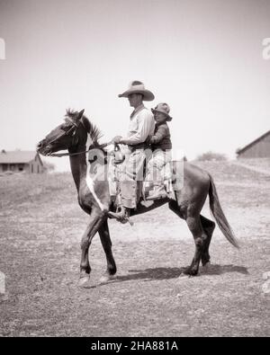 1920S LÄCHELNDER KLEINER JUNGE SOHN, DER HINTER EINEM WESTERN-PFERDEVATER MIT EINEM GROSSEN COWBOYHUT REITET - H1050 HAR001 HARS JUGENDLICHE TANDEM PFERDE TEAMWORK WEST SÖHNE FREUDE LIFESTYLE ZUFRIEDENHEIT PARENTING LÄNDLICHEN GESUNDHEIT ZU HAUSE LEBEN KOPIEREN RAUM FREUNDSCHAFT VOLLE LÄNGE PERSONEN SATTEL FÜRSORGLICHE MÄNNER WESTERN CONFIDENCE TRANSPORT FATHERS B&W TRUST COWBOYS GLÜCK SÄUGETIERE WELLNESS ABENTEUER VÄTER AUFREGUNG ERHOLUNG STOLZ GELEGENHEIT BERUFE VERBINDUNG KONZEPTIONELLE STILVOLLE ZUSAMMENARBEIT WACHSTUM REITER JUGENDLICHE SÄUGETIERE MITTLEREN ERWACHSENEN MITTLEREN ERWACHSENEN MANN ENTSPANNUNGSLÖSUNGEN ZWEISAMKEIT SCHWARZ UND WEISS Stockfoto