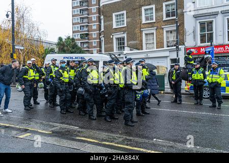 STAMFORD BRIDGE LONDON, GROSSBRITANNIEN. 11. Dezember 2021. Eine große Präsenz von Bereitschaftspolizisten auf der Stamford Bridge in Erwartung möglicher Gewalt zwischen rivalisierenden Fans vor dem Premier League-Spiel zwischen Chelsea und Leeds United Credit: amer ghazzal/Alamy Live News Stockfoto