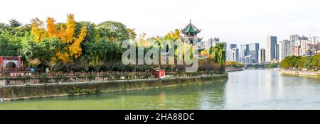 Herbst in Chengdu, Sichuan, China - der Jinjiang Fluss fließt an wunderschönen Herbstbäumen des Wangjianglou Pavillons und Parks vorbei Stockfoto