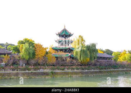 Wunderschöne Herbstlandschaft im Wangjianglou Pavillon und Park, am Jinjiang Fluss, in Chengdu, Sichuan, China Stockfoto