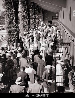 1930S MÄNNER UND FRAUEN PFERDERENNEN ENTHUSIASTEN DRÄNGEN WETTEN WINDOWS PLATZIEREN WETTEN AUF HIALEAH PARK RENNSTRECKE MIAMI FLORIDA USA - H6321 HAR001 HARS VEREINIGTE STAATEN KOPIEREN RAUM IN VOLLER LÄNGE DAMEN MASSE PERSONEN VEREINIGTE STAATEN VON AMERIKA MÄNNER RISIKO UNTERHALTUNG ZUSCHAUER B&W GATHERING WINDOWS NORDAMERIKA NORDAMERIKA GLÜCKSSPIEL GLÜCK GESCHICKLICHKEIT VERSUCHUNG AKTIVITÄT VERGNÜGUNGSTRÄUME GLÜCK KOPF UND SCHULTERN HOCHWINKEL ENTDECKUNG HOBBY FREIZEIT STRATEGIE INTERESSE UND WAHL AUFREGUNG HOBBYS WISSEN ERHOLUNG ZEITVERTREIB FREUDE BEI GELEGENHEIT BERUFE PROFESSIONELLER SPORT KONZEPTUELLES GEDRÄNGE WETTEN Stockfoto