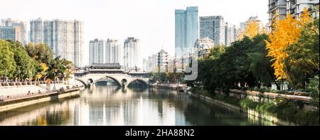 Die traditionelle Anshun-Brücke über den Jinjiang-Fluss, die durch Chengdu, die wunderschöne Mega-Stadt in Sichuan, China, führt Stockfoto