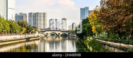Herbst in Chengdu, einer Mega-Stadt in Sichuan, China - Bild zeigt die berühmte Anshun-Brücke über den Jinjiang-Fluss mit Wolkenkratzern im Hintergrund Stockfoto