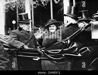 1910s PRESIDENT AND MRS. WOODROW WILSON IN OPEN CARRIAGE ON OCCASION OF HIS SECOND INAUGURATION MARCH 4, 1917 - h9423 HAR001 HARS WOODROW AND DISTRICT OF COLUMBIA LEADERSHIP LOW ANGLE POLITICIAN WORLD WARS OCCASION PRESIDENTIAL WORLD WAR ACADEMIC OCCUPATIONS POLITICS PRESIDENTS CAPITAL INAUGURATION TOP HATS SECOND STYLISH WOODROW WILSON DEMOCRAT WIVES WORLD WAR ONE WW1 1917 BLACK AND WHITE CAUCASIAN ETHNICITY DISTRICT FEDERAL HAR001 MRS. OLD FASHIONED Stockfoto