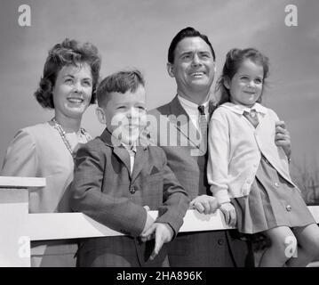 1960S PORTRÄT EINER LÄCHELNDEN FAMILIE VON VIER MUTTER VATER ZWEI KINDER EIN JUNGE UND EIN MÄDCHEN AUF ZAUN LEHNT BLICK VORBEI KAMERA - J1334 HAR001 HARS SCHÖNHEIT GEMEINSCHAFT SUBURBAN STADT MÜTTER MAGIE ALTE ZEIT NOSTALGIE BRUDER ALTE MODE SCHWESTER 1 JUVENILE BALANCE SICHERHEIT SÖHNE ZUFRIEDEN FAMILIEN FREUDE LIFESTYLE ZUFRIEDENHEIT FEIER FRAUEN VERHEIRATET BRÜDER EHEGATTEN EHEMÄNNER GESUNDHEIT ZU HAUSE LEBEN KOPIEREN RAUM HALBE LÄNGE DAMEN KÖRPERLICHE FITNESS TÖCHTER PERSONEN INSPIRATION FÜRSORGLICHE MÄNNER GELASSENHEIT GESCHWISTER SPIRITUALITÄT VERTRAUEN SCHWESTERN VÄTER B&W PARTNER ERFOLG TRÄUME GLÜCK WELLNESS FRÖHLICHE FREIZEITSTÄRKE Stockfoto