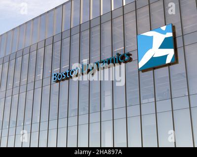 Waltham, Massachusetts, Usa. 6. November 2021. Nur zur redaktionellen Verwendung, 3D CGI. Logo der Boston Dynamics Corporation auf dem Glasgebäude Stockfoto