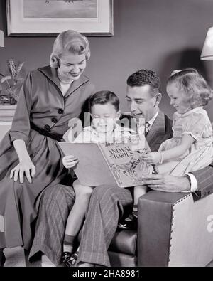 1950S MANN VATER LESUNG STORYBOOK ZU LÄCHELNDEN JUNGEN SOHN UND MÄDCHEN TOCHTER ZUSAMMEN MIT BLONDEN FRAU MUTTER AUF DEM STUHL SITZEN ARM - J274 HAR001 HARS NOSTALGISCHES PAAR SCHÖNHEIT VORORT STADT MÜTTER ALTE ZEIT BESCHÄFTIGT ZUKUNFT NOSTALGIE BRUDER ALTE MODE SCHWESTER 1 JUGENDLICHE KOMMUNIKATION JUNGER ERWACHSENER BALANCE TEAMWORK INFORMATIONEN STARKE SÖHNE FAMILIEN FREUDE LEBENSSTIL FRAUEN VERHEIRATET BRÜDER EHEGATTEN EHEMÄNNER GESUNDHEIT ZU HAUSE LEBEN KOPIE RAUM VOLLWERTIGE DAMEN TÖCHTER PERSONEN INSPIRATION FÜRSORGLICHE MÄNNER UNTERHALTUNG GESCHWISTER SCHWESTERN VÄTER B&W PARTNER GLÜCK WELLNESS ENTDECKUNG FREIZEIT STÄRKE UND VÄTER Stockfoto