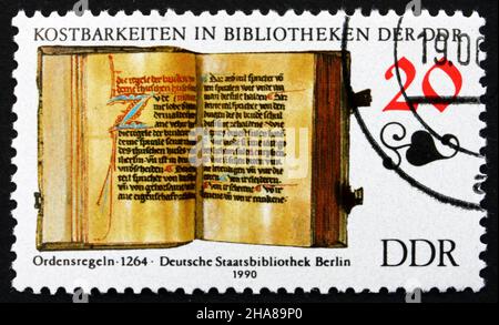 DDR - UM 1990: Eine in der DDR gedruckte Briefmarke zeigt Ordensregeln, Buch von 1264, Schätze in der Deutschen Staatsbibliothek, Berlin, um 1990 Stockfoto