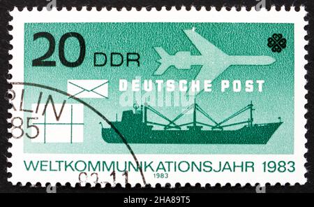 DDR - UM 1983: Eine in der DDR gedruckte Briefmarke zeigt Surface and Air Mail, World Communications Year, um 1975 Stockfoto