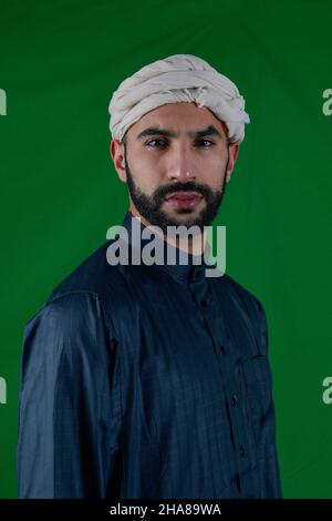 Junger Falkner, der einen Raubvögel hält. Stockfoto