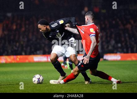 Fulhams Kenny Tete (links) und Sonny Bradley von Luton Town kämpfen während des Sky Bet Championship-Spiels in der Kenilworth Road, Luton, um den Ball. Bilddatum: Samstag, 11. Dezember 2021. Stockfoto