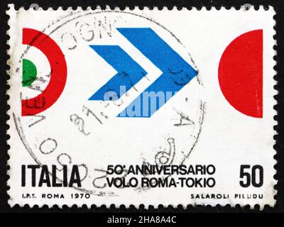 ITALIEN - UM 1970: Eine in Italien gedruckte Marke zeigt das Symbol des Fluges, Farben von Italien und Japan, 50th. Jahrestag der Flucht von Arturo Ferrarin Stockfoto