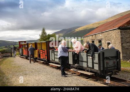 Großbritannien, Cumbria, Allerdale, Keswick, Threlkeld, Steinbruch Museum, Touristen Aussteigen Zug Stockfoto