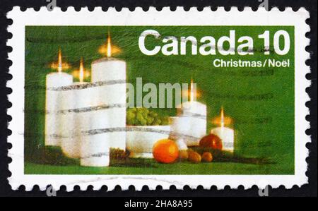 KANADA - UM 1972: Eine in Kanada gedruckte Marke zeigt Kerzen und Früchte, Weihnachten, um 1972