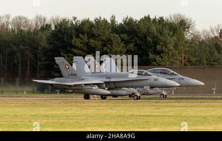 Schweizer Luftwaffe, F-18 Hornets zur Übung Yorknite 2021 bei der RAF Leeming eingesetzt Stockfoto