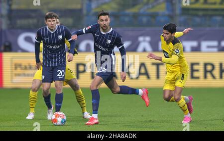 Stadt Bochum, Deutschland. 11th Dez, 2021. firo: 11.12.2021, Fuvuball, 1st Bundesliga, Saison 2021/2022, VfL Bochum - BVB, Borussia Dortmund PANTOVIC vor DAHOUD/dpa/Alamy Live News Stockfoto