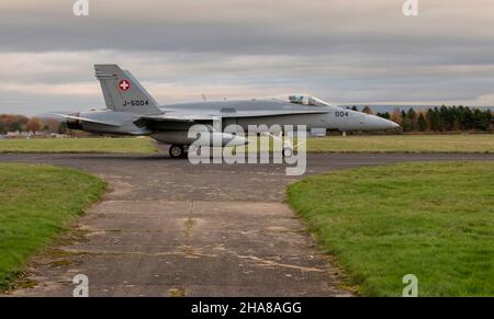 Schweizer Luftwaffe, F-18 Hornets zur Übung Yorknite 2021 bei der RAF Leeming eingesetzt Stockfoto