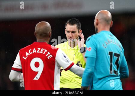 Alexandre Lacazette von Arsenal spricht Schiedsrichter Jarred Gillett während des Spiels der Premier League im Emirates Stadium in London an. Bilddatum: Samstag, 11. Dezember 2021. Stockfoto