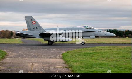 Schweizer Luftwaffe, F-18 Hornets zur Übung Yorknite 2021 bei der RAF Leeming eingesetzt Stockfoto