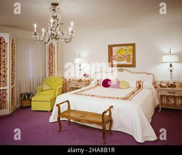 1970S KING-SIZE-BETT HAUPTSCHLAFZIMMER ROSA TEPPICH WEISSEN BETTÜBERWURF MIT BLUMENDEKORATION CHARTREUSE SESSEL OSMANISCHEN KRONLEUCHTER - KI1777 HAR001 HARS HAR001 ALTMODISCHE KISSEN SHEERS Stockfoto