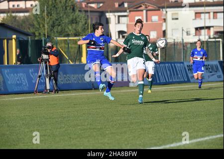 Michela Giordano (Sampdoria) Alessia Rognoni (Verona) während des Spiels Hellas Verona Women vs UC Sampdoria, Italienischer Fußball Serie A Women in Verona, Italien, Dezember 11 2021 Stockfoto