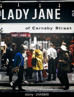 1960S 1970S SHOPPER VOR DER LEGENDÄREN LADY JANE-MODEBOUTIQUE DER CARNABY STREET IN DER SOHO-STADT WESTMINSTER LONDON ENGLAND - KR18635 PHT001 HARS STILVOLLE BOUTIQUEN CITY OF WESTMINSTER COMMERCE KREATIVITÄT MODE JANE-UNTERNEHMEN GROSSBRITANNIEN IKONISCHES ALTMODISCHES GROSSBRITANNIEN Stockfoto