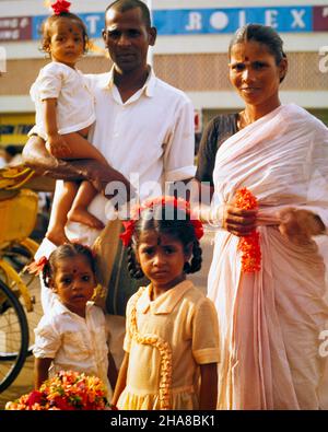 1970S INDISCHE FAMILIE VON 5 VATER MIT BABY-MUTTER TRÄGT SARI UND ZWEI WEITERE TÖCHTER BLICK AUF DIE KAMERA - KR20326 PHT001 HARS MAMA KLEIDUNG ETHNISCHE NOSTALGISCHE PAAR URBANE FARBE ASIATISCHE MÜTTER ALTE ZEIT NOSTALGIE ALTE MODE 1 JUGENDLICHE STIL JUNG ERWACHSENE INDIEN SÄUGLINGSFAMILIEN LIFESTYLE FRAUEN VERHEIRATET 5 EHEGATTEN EHEMÄNNER HEIM LEBEN KOPIEREN RAUM HALBLANGE DAMEN TÖCHTER PERSONEN MÄNNER VÄTER PARTNER AUGENKONTAKT UND VÄTER STOLZ VERBINDUNG STILVOLLE JUGENDLICHE MÜTTER SARI ZWEISAMKEIT FRAUEN JUNGEN ERWACHSENEN MANN JUNGEN ERWACHSENEN FRAU BABY MÄDCHEN ALTMODISCH SÜDASIEN Stockfoto