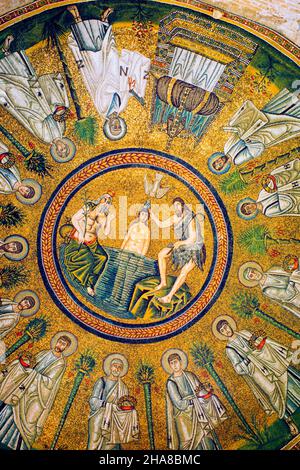 0780S DIE MOSAIKDECKE MIT DER TAUFE CHRISTI UND 12 APOSTELN IM ARIAN BAPTISTERY IN RAVENNA ITALIEN - KR23306 SPE001 HARS UNESCO-WELTKULTURERBE Stockfoto