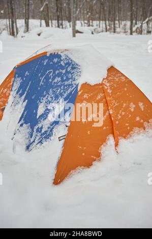 Schlafen Zelten im Schnee nur nach Sturm Stockfoto