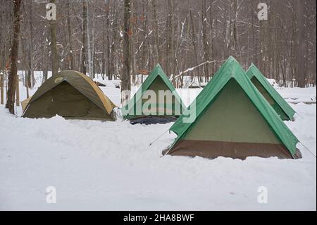 Schlafen Zelten im Schnee nur nach Sturm Stockfoto