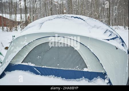 Schlafen Zelten im Schnee nur nach Sturm Stockfoto