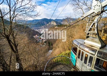 Berühmter Park in City-Resort mit Mineralwasser Quellen Borjomi in den Bergen von Georgien Stockfoto