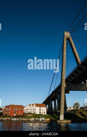 Malerische Stadtlandschaft der modernen norwegischen Stadt. Moderne Architektur von Stavanger. Sonniger Tag. Riesige Brücke über den Fjord. Stockfoto