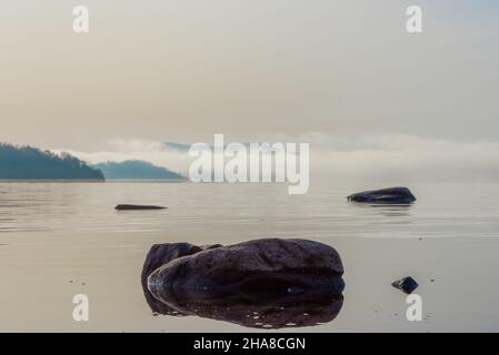 Objekte und Nebel auf dem Wasser Loch Lomond, Schottland Stockfoto