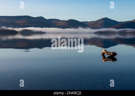 Objekte und Nebel auf dem Wasser Loch Lomond, Schottland Stockfoto