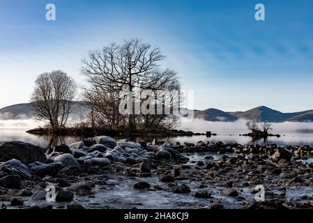 Objekte und Nebel auf dem Wasser Loch Lomond, Schottland Stockfoto