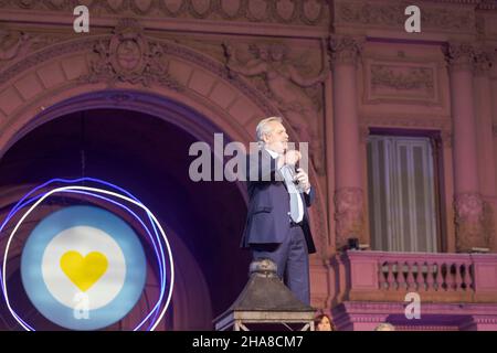 Ciudad De Buenos Aires, Argentinien. 10th Dez 2021. Alberto Fernández, derzeitiger Präsident der Nation, spricht auf der Plaza de Mayo beim Tag der Demokratie. (Foto: Esteban Osorio/Pacific Press) Quelle: Pacific Press Media Production Corp./Alamy Live News Stockfoto