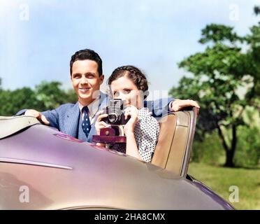 1930S PAAR SITZT IM SPRUNG SITZ DES AUTOS, DIE KAMERA AUF DEN BETRACHTER GERICHTET - O3266C HAR001 HARS ALTE ZEIT NOSTALGIE-INDUSTRIE ALTE MODE AUTO 1 LANDSITZ NEHMEN FAHRZEUG FREUND URLAUB ENTSPANNEND ZUFRIEDEN LIFESTYLE BEZIEHUNG TRANSPORT KOPIEREN RAUM FREUNDSCHAFT AUTOMOBIL FREUND TRANSPORT PARTNER GENIESSEN DATING DOT FREUNDIN TOUR GESCHICKLICHKEIT AKTIVITÄT VERGNÜGEN GLÜCK KOPF UND SCHULTERN HOBBY FREIZEIT POLKA INTERESSE AUTOS HOBBYS WISSEN ERHOLUNG ZEITVERTREIB VERGNÜGEN ATTRAKTION FEMININE AUTOFAHREN GEFLOCHTENE BALZ AUTOS DAPPER FOTOGRAFIE STILVOLLE BESUCH RUMPELN RUMPELN SITZ MÖGLICHKEIT ZÖPFE Stockfoto