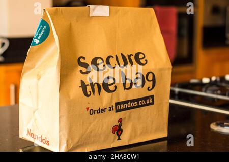 Nandos peri peri Hähnchen Take Away verpackt in Karton für umweltfreundliche und verantwortungsvolle Verpackung. Stockfoto