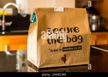 Nandos peri peri Hähnchen Take Away verpackt in Karton für umweltfreundliche und verantwortungsvolle Verpackung. Stockfoto